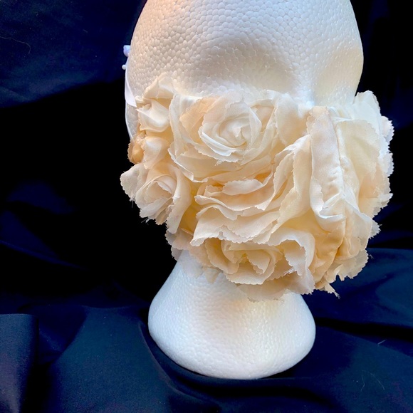 Cream floral mask - Picture 1 of 3
